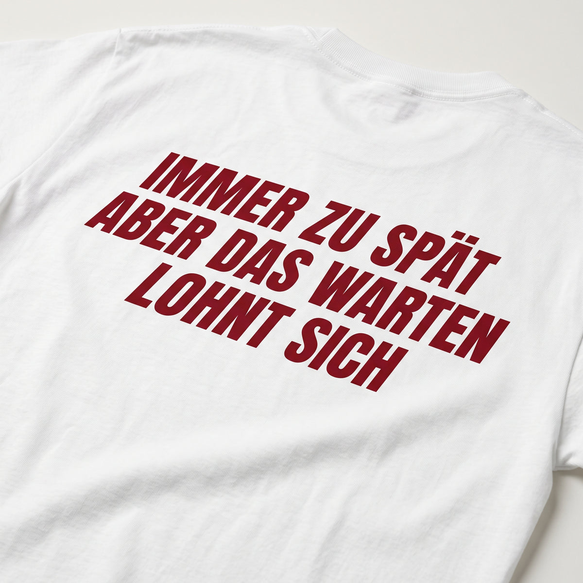 Immer zu spät aber das warten lohnt sich T-Shirt