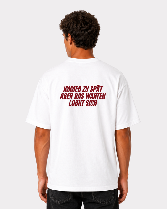 Immer zu spät aber das warten lohnt sich T-Shirt