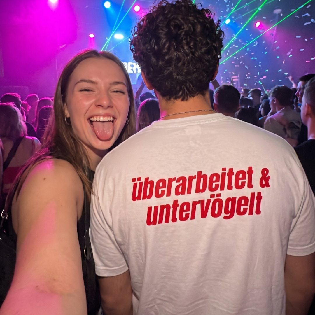 Überarbeitet & untervögelt T-Shirt